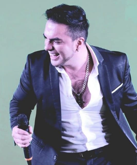 Artist "Renato Abad" 2482847d-d8f4-4444-bd78-3eab985d68d6 on Tickeri