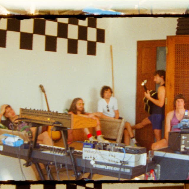 Artist "The Strokes" ebf4f6f1-925b-4826-9919-8a1d53285d0e on Tickeri