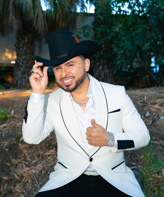 Artist "Larry Hernández" 51d82193-8002-4480-acbe-03af9c79cbbb on Tickeri